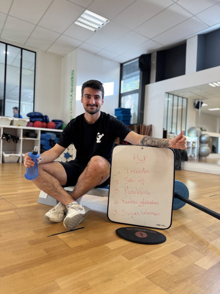 coach avec baskets gourde et tableau détaillant la séance du Hiit